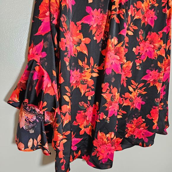 NWOT Vince Camuto Satin Floral Print Blouse Sz Medium - Picture 8 of 11